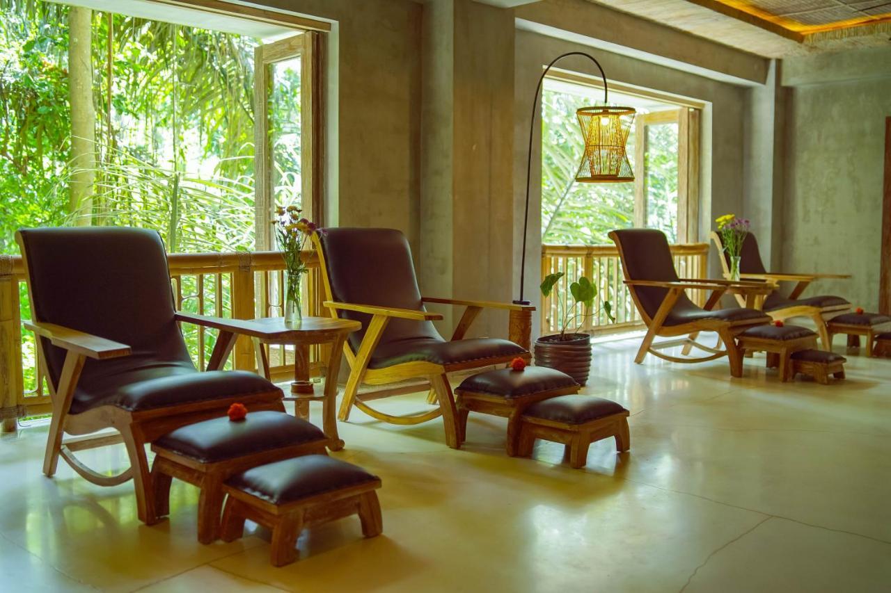 אובוד Kastara Resort מראה חיצוני תמונה The interior of a foot reflexology centre in Vietnam